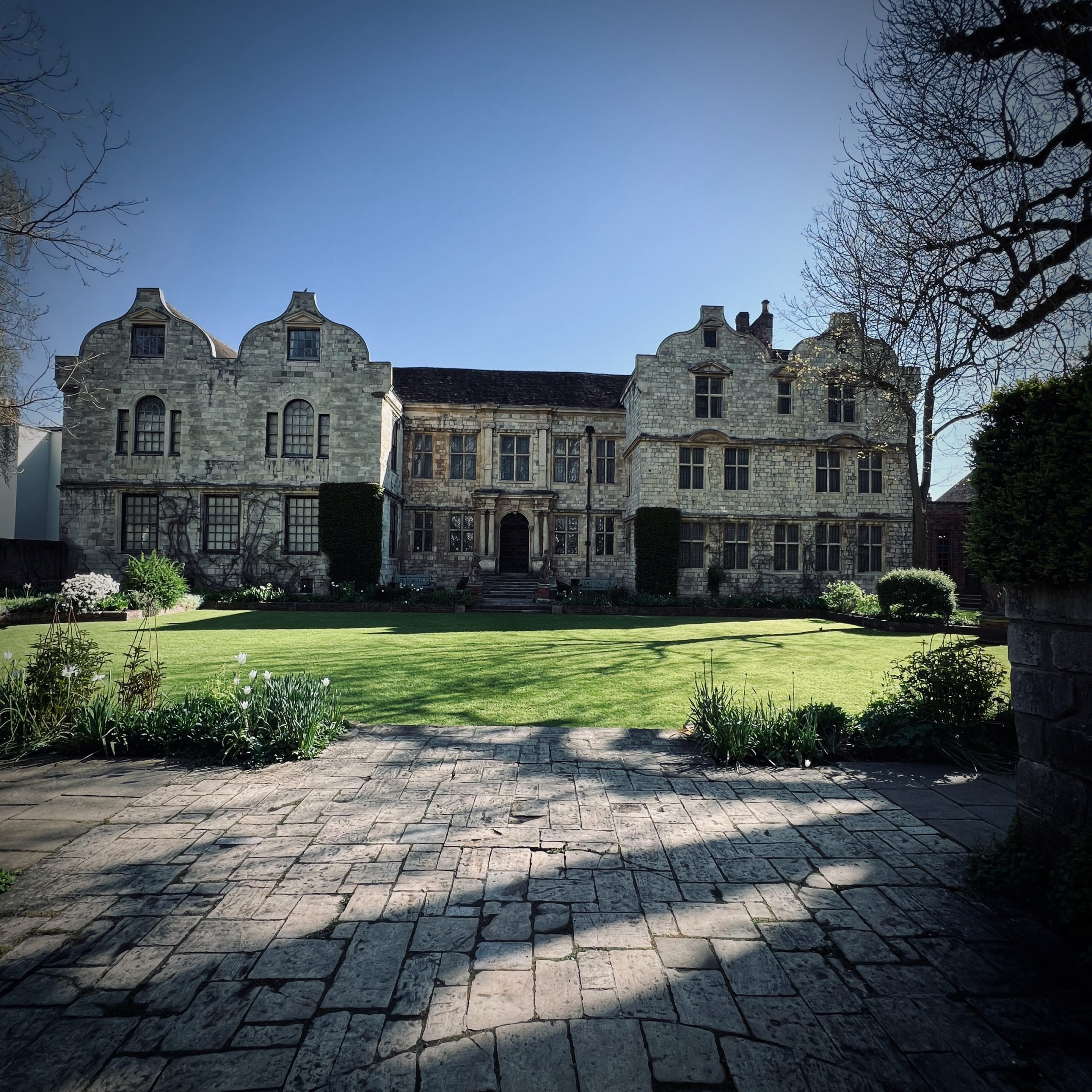 York makes a perfect base for exploring the wider Yorkshire region. The North York Moors, Harrogate, and the Yorkshire Coast are all within easy reach. With great transport links, stunning scenery, and timeless character, York offers a truly unforgettable experience.